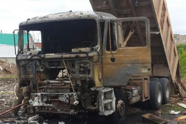 В Самарской области, проехав под ЛЭП, сгорел грузовик